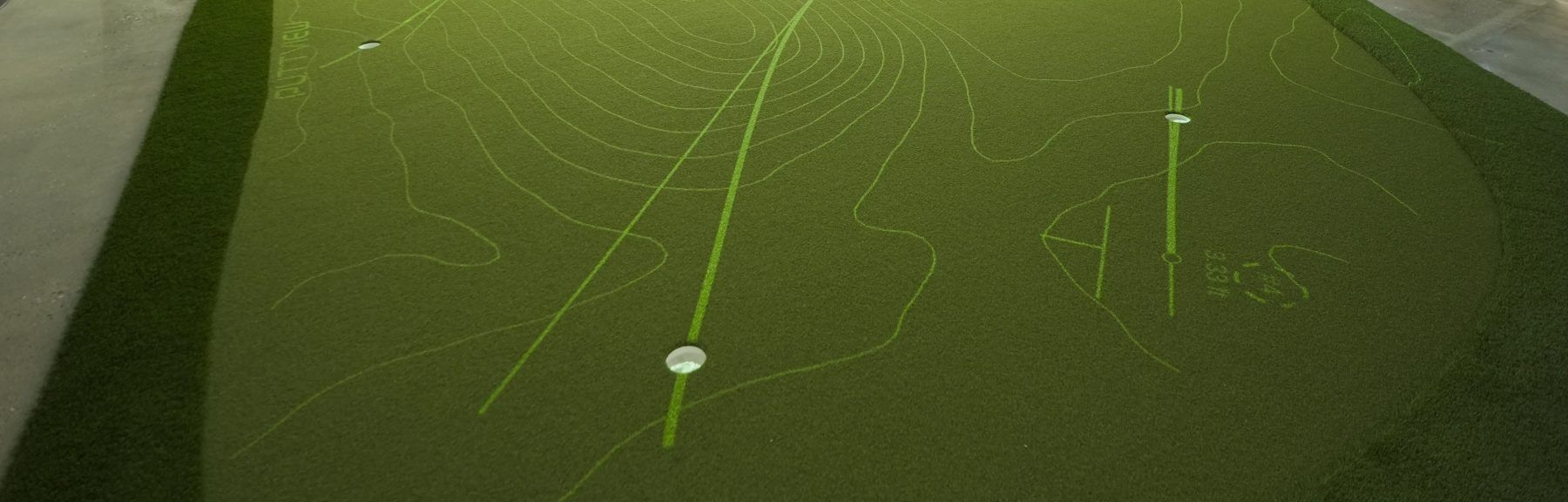 A wide PuttView putting green with projected contour lines and a tracked putt